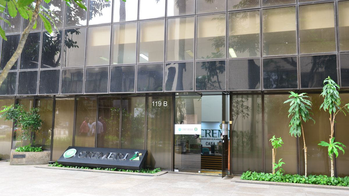 Fachada da sede do CREMERJ, com a placa do Conselho na entrada