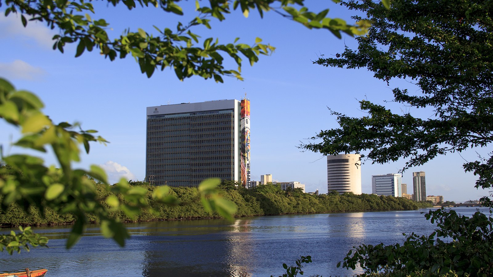 Prédio da Prefeitura do Recife visto da Rua da Aurora, do outro lado do rio Capibaribe
