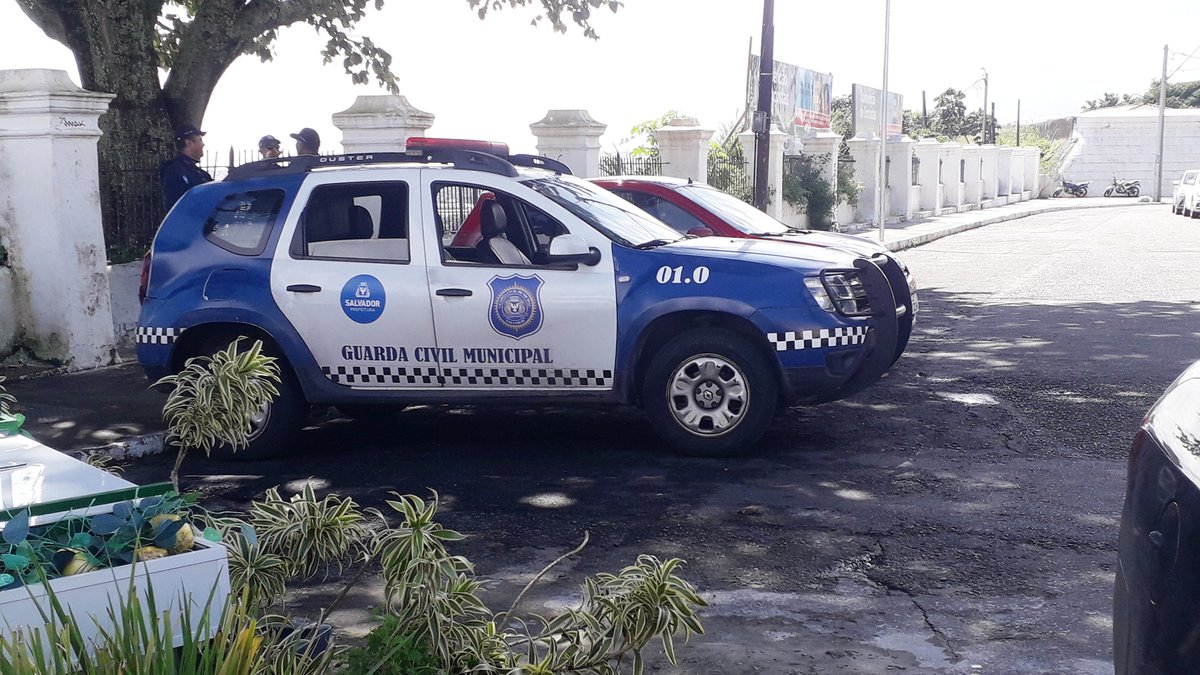 Viatura da Guarda Civil Municipal de Salvador estacionada no Largo de Santo Antônio