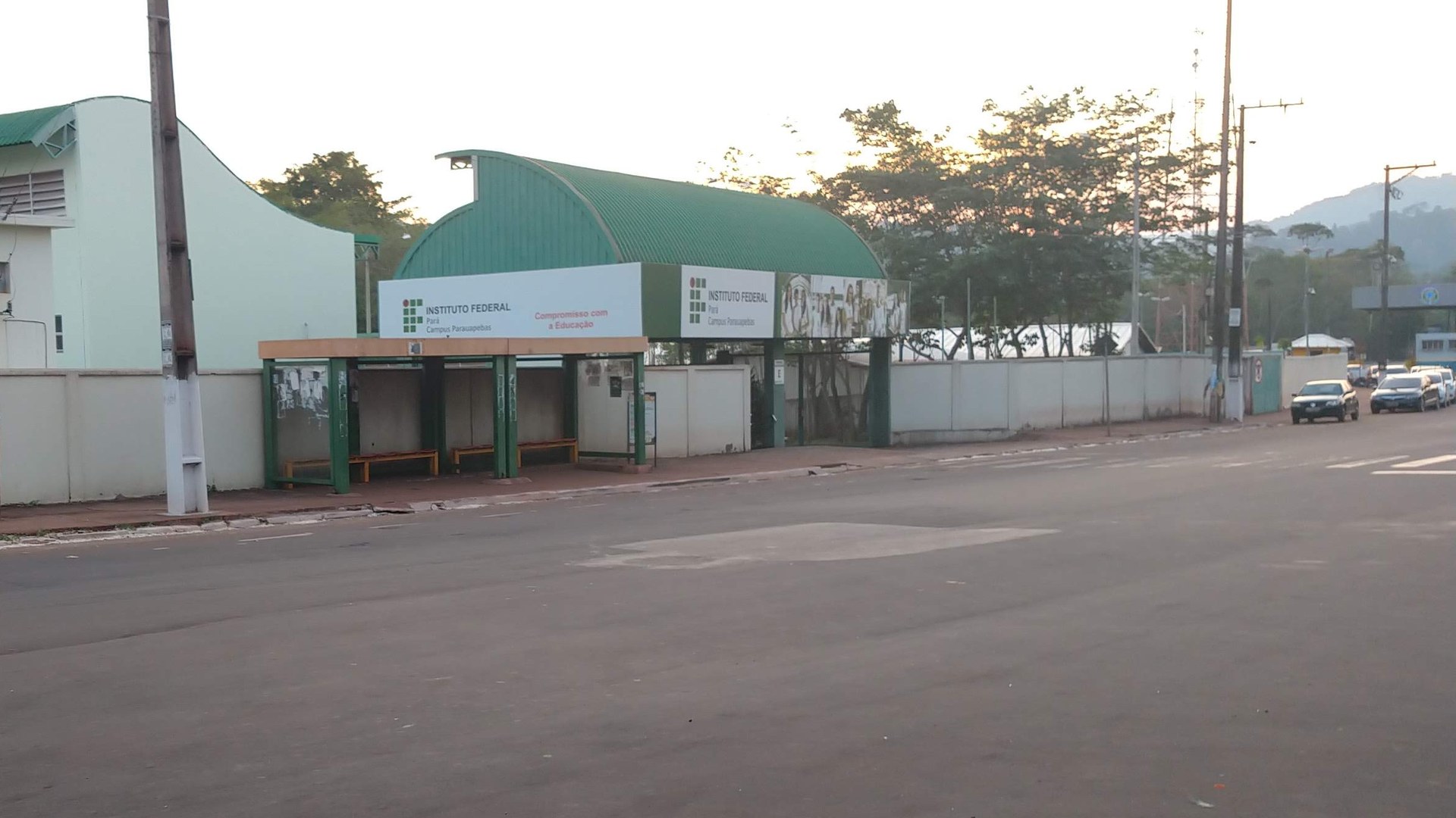 Entrada do campus de Parauapebas do Instituto Federal do Pará, com a placa do IFPA sobre o portão
